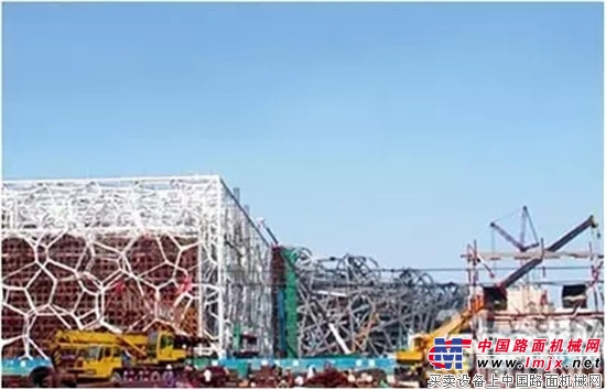8台徐工起重机齐聚北京“鸟巢”，又一地标建筑即将诞生！