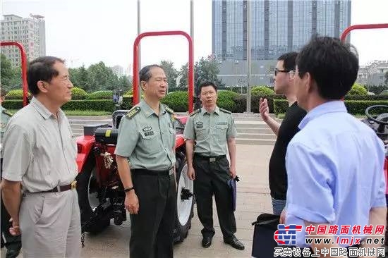 庆祝中国人民解放军建军90周年，雷沃重工接受部队检阅