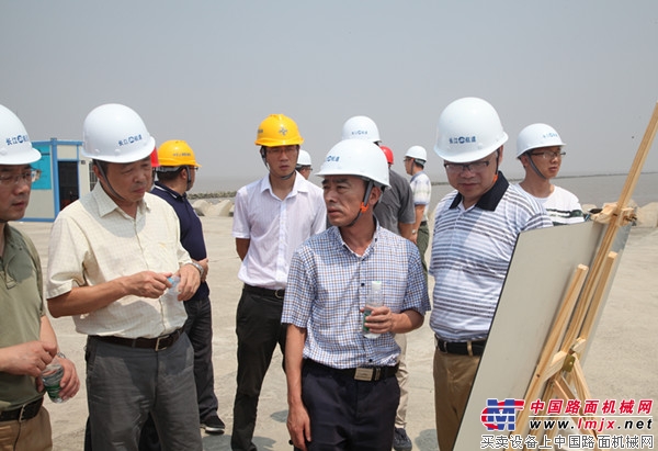 上海市水务局检查南汇东滩促淤二期工程-工程