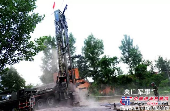 火箭军某部携徐工水井钻机为驻地村庄开挖“扶贫井”