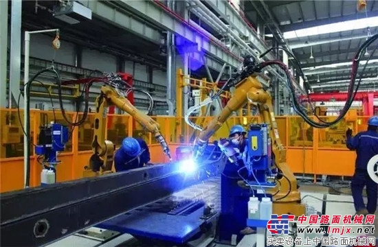链合福田戴姆勒底盘科技 雷萨超级重机开启“中国制造”新模式
