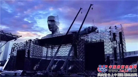 巨型神秘人物X-Man驚現汪峰鳥巢演唱會，15台徐工起重機才把他請來！