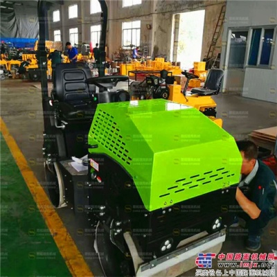 四川客戶訂購的綠色1噸壓路機如期生產完成客戶親自到廠提貨