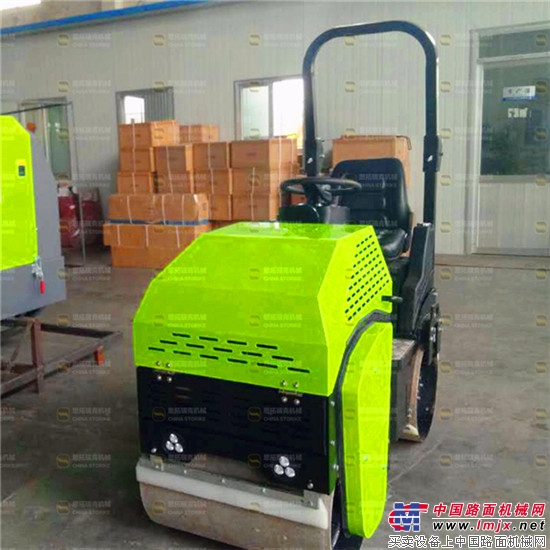 四川客户订购的绿色1吨压路机如期生产完成客户亲自到厂提货