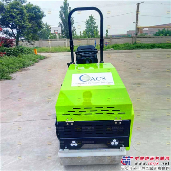 四川客戶訂購的綠色1噸壓路機如期生產完成客戶親自到廠提貨