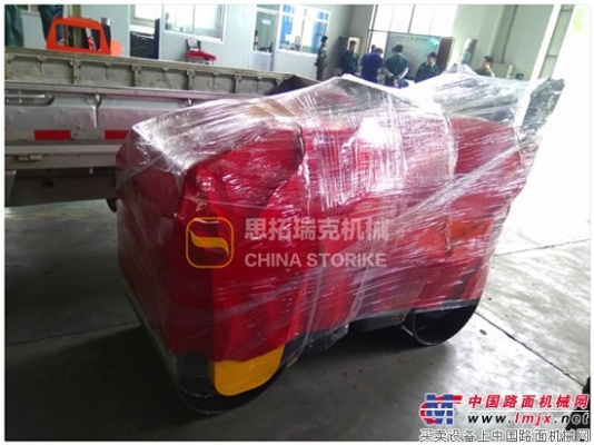 思拓瑞克1吨小型压路机江西吉安张先生订购的压路机装车发货