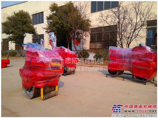 桂林客户订购的思拓瑞克手扶压路机已经装车发货