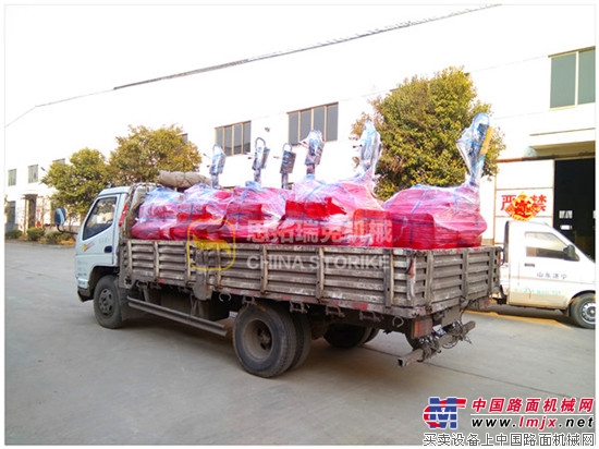 桂林客户订购的思拓瑞克手扶压路机已经装车发货