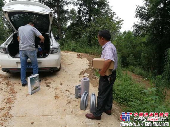 雷沃代理商宁波天竺工程机械有限公司丽水分公司经理汪国华：武能挽袖拎扳手 文能谈判拿订单 