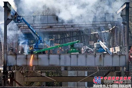 吉尼高空作业平台，撑起这座海湾大桥的世界梦 