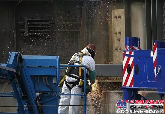 吉尼高空作業平台，撐起這座海灣大橋的世界夢 