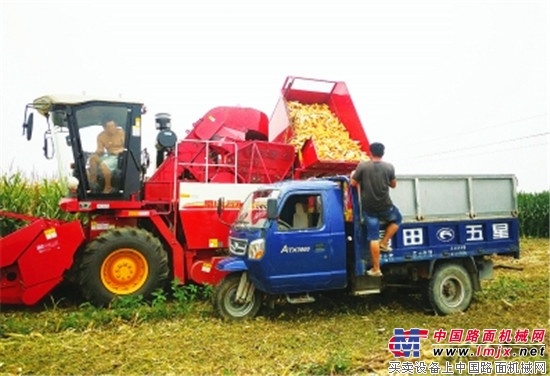 雷沃谷神玉米机定提机火爆