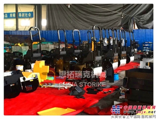 吉林松原市赵经理订购的小型压路机发货现场