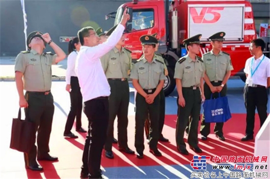 備受行業關注 徐工首台大跨距石化專用舉噴消防車引爆CHINA FIRE 2017