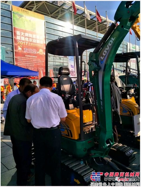 雷沃工程机械集团携FR18E-u、FR60E、FR80E挖掘机亮相第十届甘肃国际农业博览会