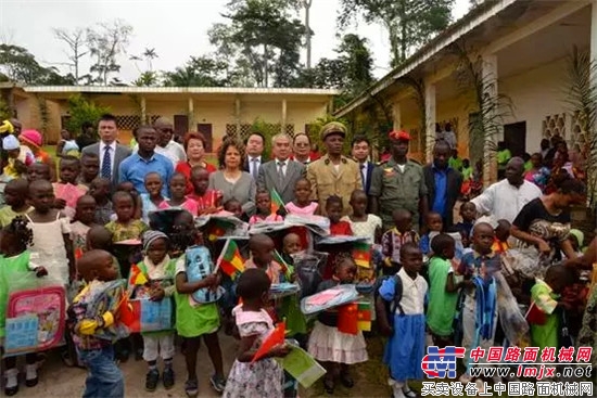 重器柔情，大爱无疆 | 喀麦隆徐工希望小学让孩子们坐进新校舍！