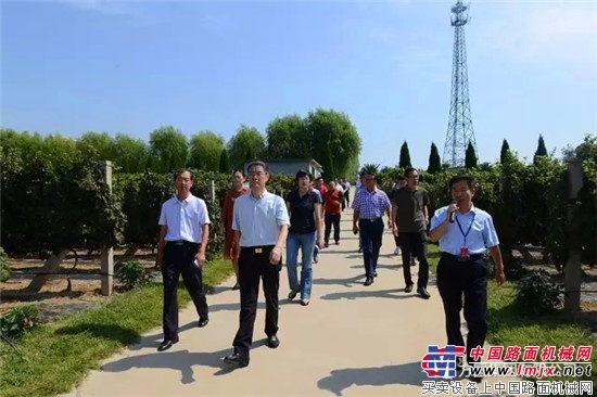 海阳市政协组织部分政协委员到烟台金鼎葡萄酒业有限公司及葡萄基地调研