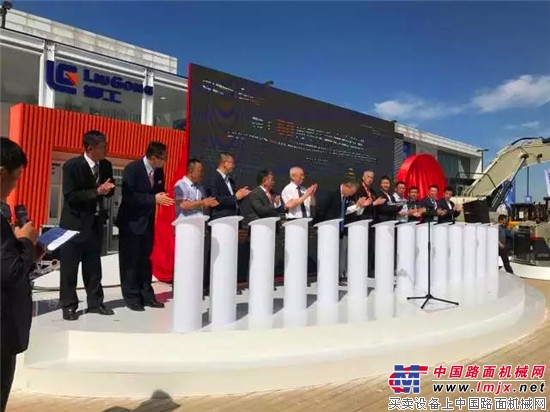 柳工在北京BICES展上举行60周年庆典启动仪式