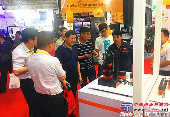 铁拓机械环保型沥青搅拌设备亮相北京展会