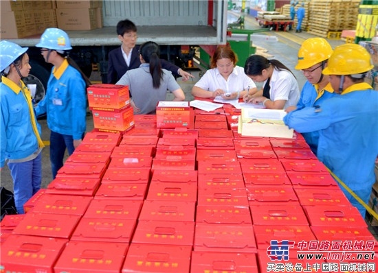 大雨滂沱里，员工们分享中秋喜悦