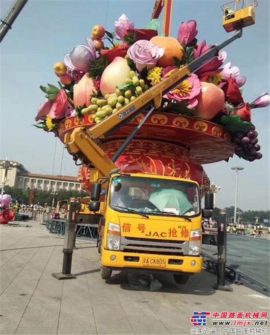 喜迎十九大，徐工“双雄”合璧助力天安门巨型花篮装饰 