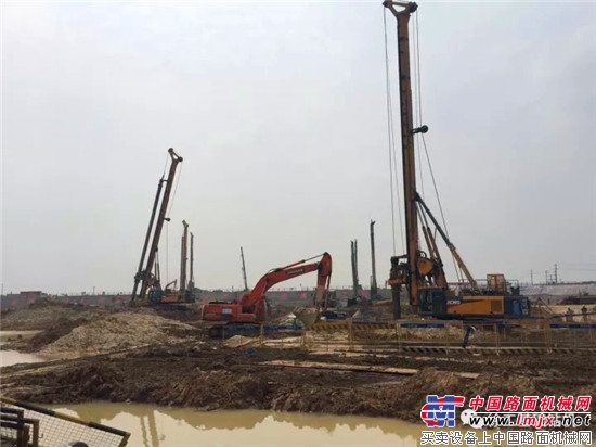 在襄阳东津高铁站，26台旋挖钻机都是咱家的