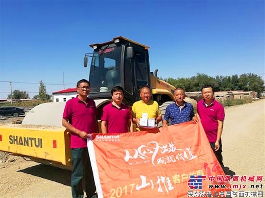 山推“道机客户关爱行”活动走进乌鲁木齐