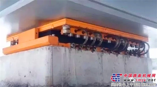 港珠澳大桥抗16级台风 欧维姆特殊功能隔震橡胶支座国内首次应用