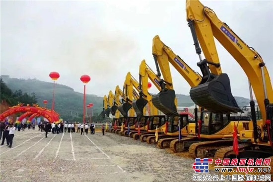 柳工挖掘机助力百色市隆林各族自治县鹤东大道建设 