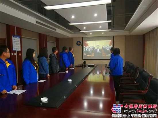 陕建机股份公司职工集中收看党的十九大开幕式