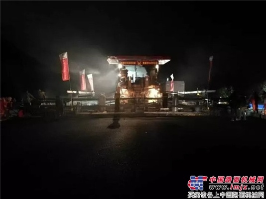 中大机械Power DT2000“变形金刚”结构抗离析摊铺机夜战西塔高速 