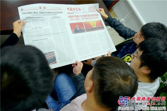 江苏：无锡锡山区员工掀起读报热