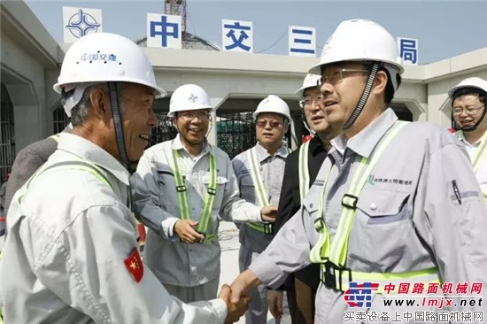 长安大学校领导在港珠澳大桥建设管理局领导陪同下考察港珠澳大桥建设