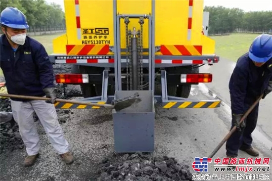 高遠聖工“新一代瀝青路麵舊料再生養護車”助力公路綠色養護