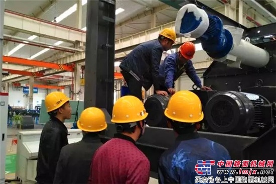 想要为您的致富进阶之路打call？来徐工道路操作精英培训班！