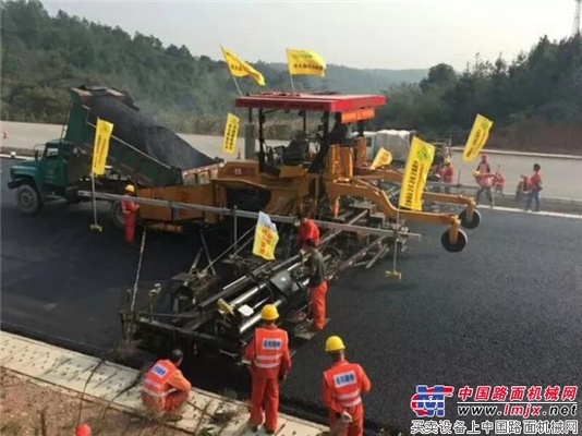 “湖南号”岳望高速双向六车道单机全幅中面层摊铺展风采 