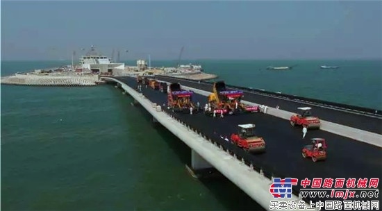 多视角展示港珠澳大桥桥岛隧连接段路面施工质量