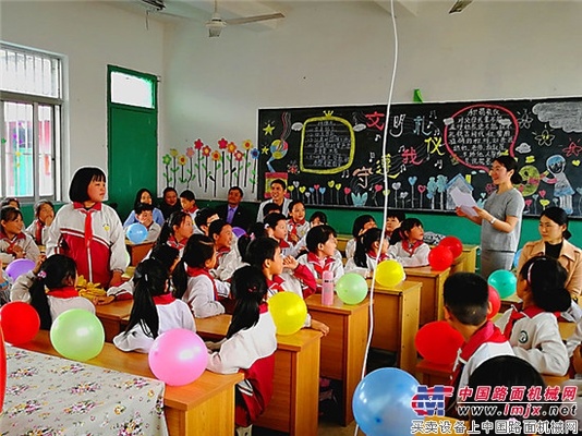 卡特彼勒苏州工厂志愿者访问当地打工子弟学校