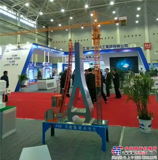 方圆SC200曲线式升降机亮相中国国际桥梁产业博览会上
