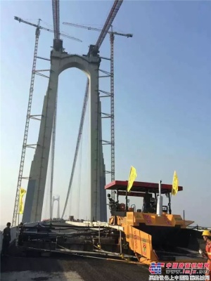 世界第二、国内第一大跨径钢桁架梁悬索桥桥面由中大机械铺筑