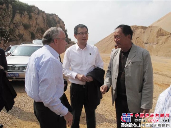 约翰迪尔公司董事长兼首席执行官山姆·艾伦一行到访中国 身临工地拜访用户