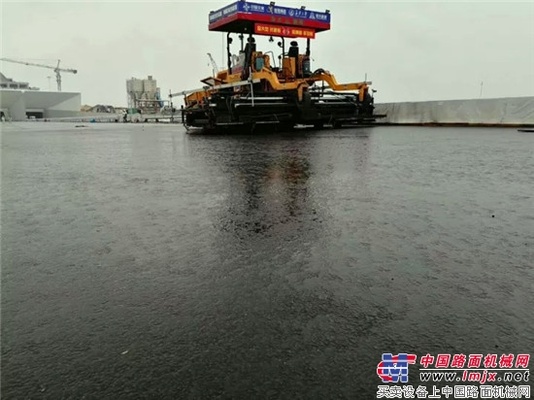 港珠澳大桥桥隧连接部雨后摊铺效果写真