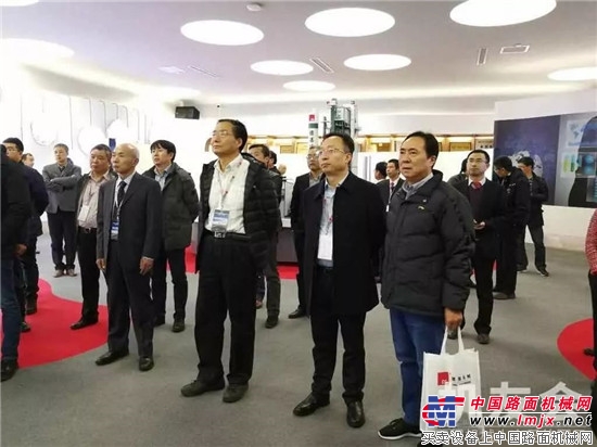 中交西筑董事长杨向阳出席第八届中国沥青搅拌设备高峰论坛