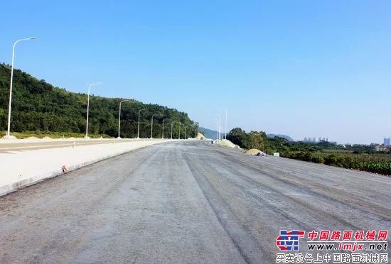 縱橫“黃金走廊” 三一壓路機(jī)又成“公路傳奇” 