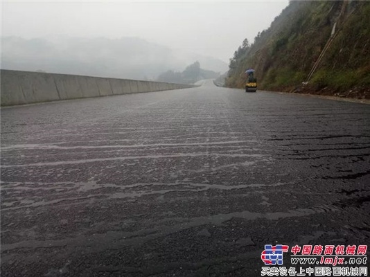 中大机械摊铺机张桑高速六标（中铁十局二公司）沥青上面层雨后效果