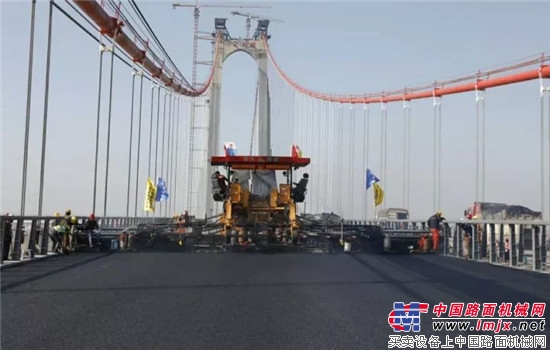 单幅15.5m宽的洞庭湖大桥桥面采用中大机械摊铺机进行整幅铺装