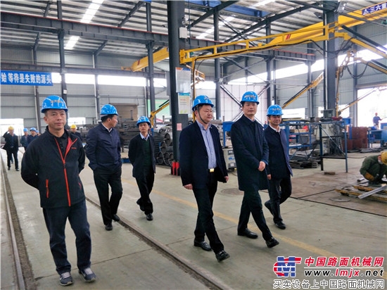 中共宁乡县委副书记、县长王雄文一行莅临湖南润通机械制造有限公司考察制造