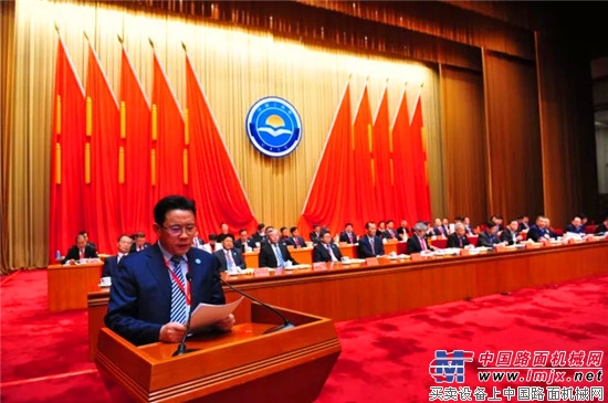 梁稳根在「中国工商联第十二次全国代表大会」宣读倡议书