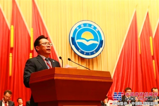 梁稳根在「中国工商联第十二次全国代表大会」宣读倡议书