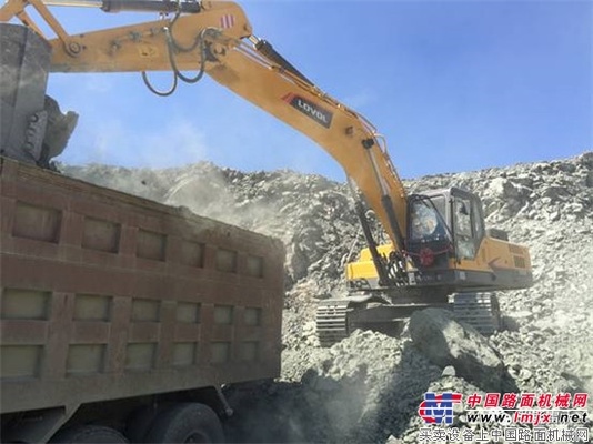 矿山中的钢铁侠：雷沃FR370E挖掘机实景工况掠影
